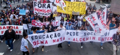 Alunos do Colégio São Vicente fazem protesto por demissões de