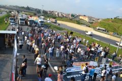 Professores em greve fecham rodovias exigindo negociação