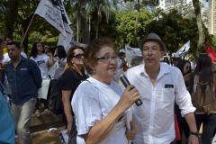 Ato na Praça da República com professores, pais e alunos